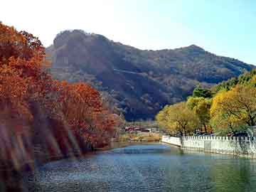 虎跳峡景区20岁男子跌落峡谷